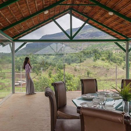 Stayvista'S Ficus Farms - Mountain-View Haven With Rustic Artsy Interiors, Outdoor Pool, Glasshouse, Home Theatre & Karaoke Delight Igatpuri Buitenkant foto