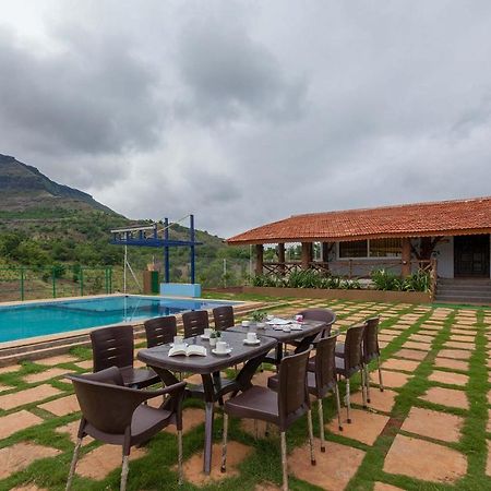 Stayvista'S Ficus Farms - Mountain-View Haven With Rustic Artsy Interiors, Outdoor Pool, Glasshouse, Home Theatre & Karaoke Delight Igatpuri Buitenkant foto