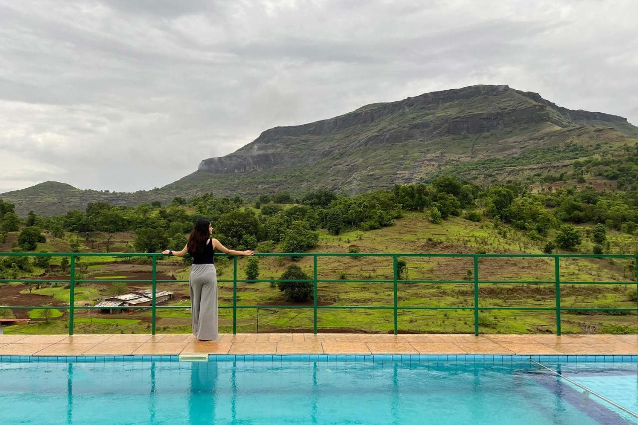 Stayvista'S Ficus Farms - Mountain-View Haven With Rustic Artsy Interiors, Outdoor Pool, Glasshouse, Home Theatre & Karaoke Delight Igatpuri Buitenkant foto