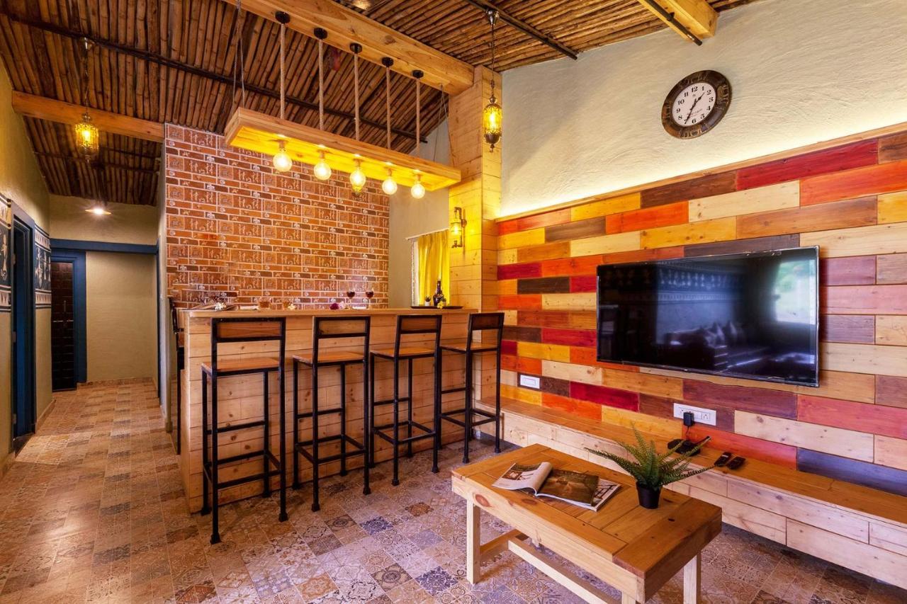 Stayvista'S Ficus Farms - Mountain-View Haven With Rustic Artsy Interiors, Outdoor Pool, Glasshouse, Home Theatre & Karaoke Delight Igatpuri Buitenkant foto
