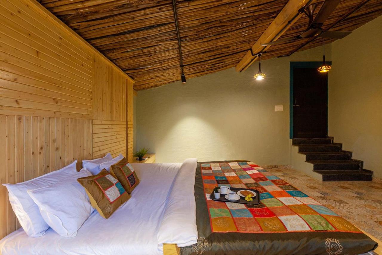 Stayvista'S Ficus Farms - Mountain-View Haven With Rustic Artsy Interiors, Outdoor Pool, Glasshouse, Home Theatre & Karaoke Delight Igatpuri Buitenkant foto