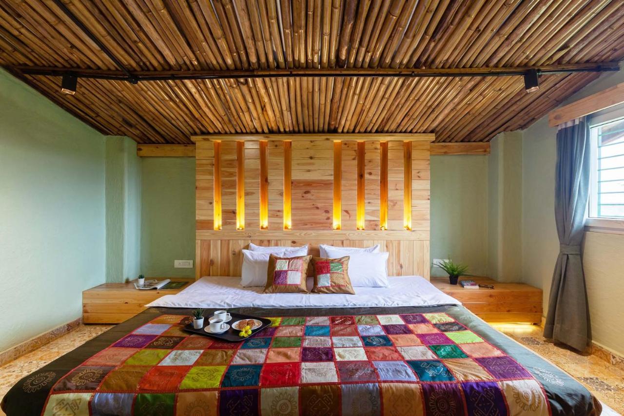 Stayvista'S Ficus Farms - Mountain-View Haven With Rustic Artsy Interiors, Outdoor Pool, Glasshouse, Home Theatre & Karaoke Delight Igatpuri Buitenkant foto