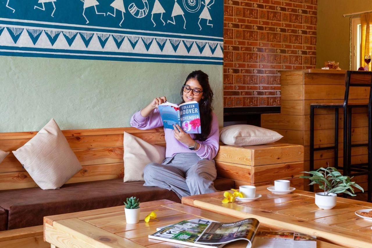 Stayvista'S Ficus Farms - Mountain-View Haven With Rustic Artsy Interiors, Outdoor Pool, Glasshouse, Home Theatre & Karaoke Delight Igatpuri Buitenkant foto