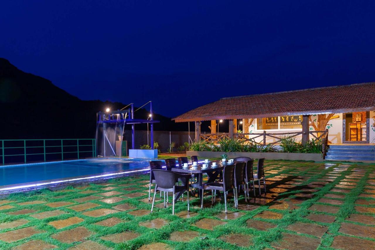 Stayvista'S Ficus Farms - Mountain-View Haven With Rustic Artsy Interiors, Outdoor Pool, Glasshouse, Home Theatre & Karaoke Delight Igatpuri Buitenkant foto